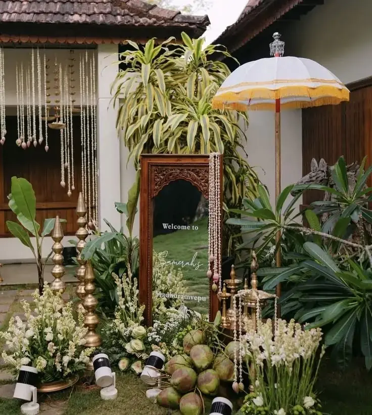 Espejo entre plantas con el mensaje de bienvenida