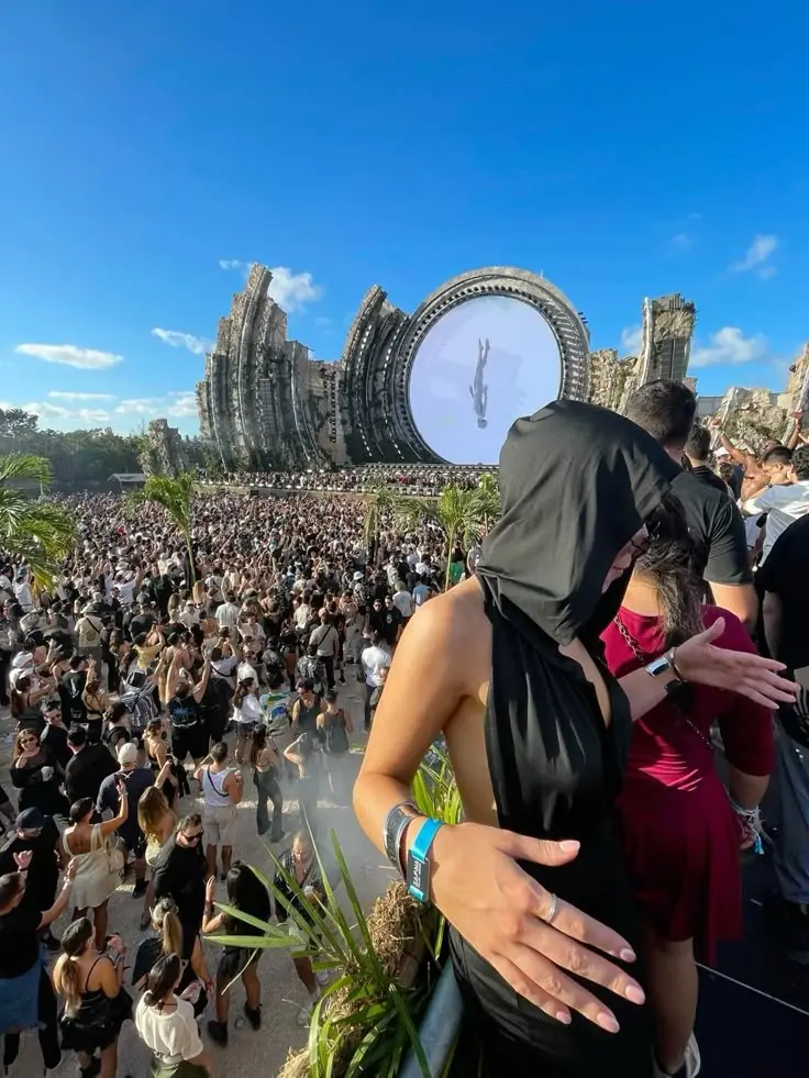 Insider en ZAMNA Tulum frente al escenario